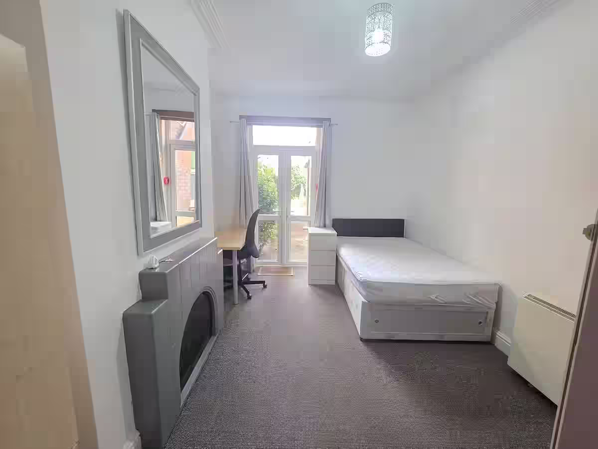 69 Old Tiverton Road, Exeter, DEVON EX4 6NG photograph 8