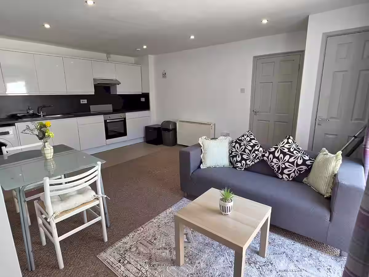 Basement Flat, 48 Old Tiverton Road, Exeter, DEVON EX4 6NG photograph
